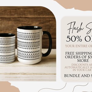 K&ouml;nnte beinhalten: Zwei wei&szlig;e Keramikbecher mit schwarzen Griffen und R&auml;ndern, verziert mit schwarzen geometrischen Mustern. Die Becher stehen auf einer hellen Holzoberfl&auml;che. Das Bild enth&auml;lt auch den Text "Flash Sale 50% OFF".