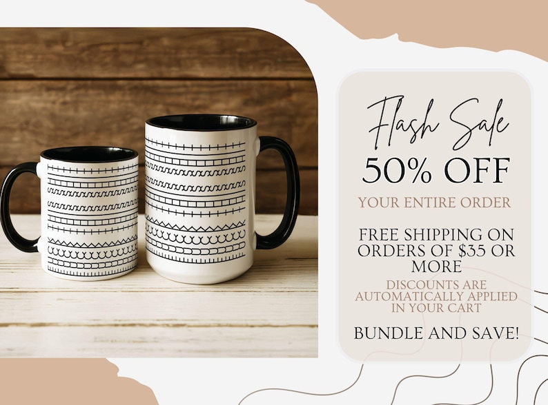 K&ouml;nnte beinhalten: Zwei wei&szlig;e Keramikbecher mit schwarzen Griffen und R&auml;ndern, verziert mit schwarzen geometrischen Mustern. Die Becher stehen auf einer hellen Holzoberfl&auml;che. Das Bild enth&auml;lt auch den Text "Flash Sale 50% OFF".