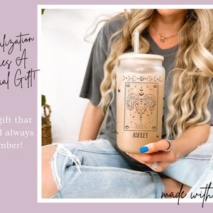 K&ouml;nnte beinhalten: Ein personalisierter Glasbecher mit einer Schwarzwei&szlig;illustration eines Widder-Sternzeichen und dem Text "ARIES" und "ASHLEY".