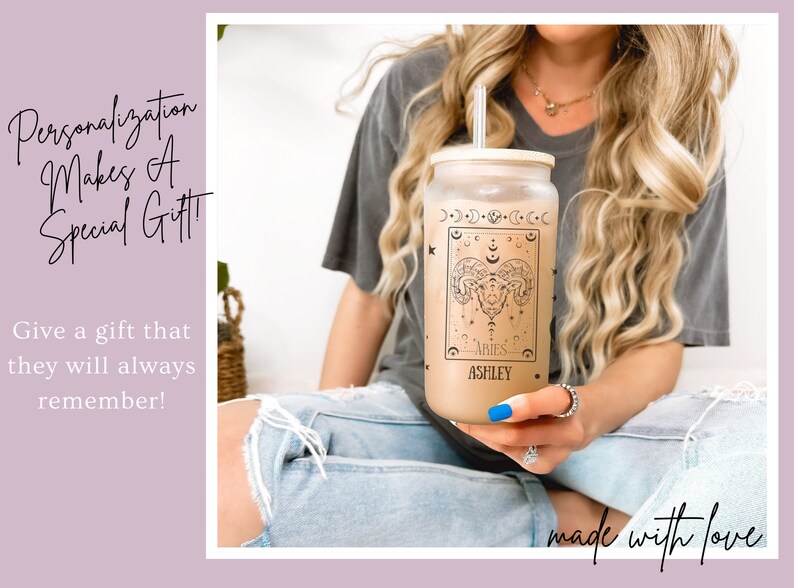 K&ouml;nnte beinhalten: Ein personalisierter Glasbecher mit einer Schwarzwei&szlig;illustration eines Widder-Sternzeichen und dem Text "ARIES" und "ASHLEY".