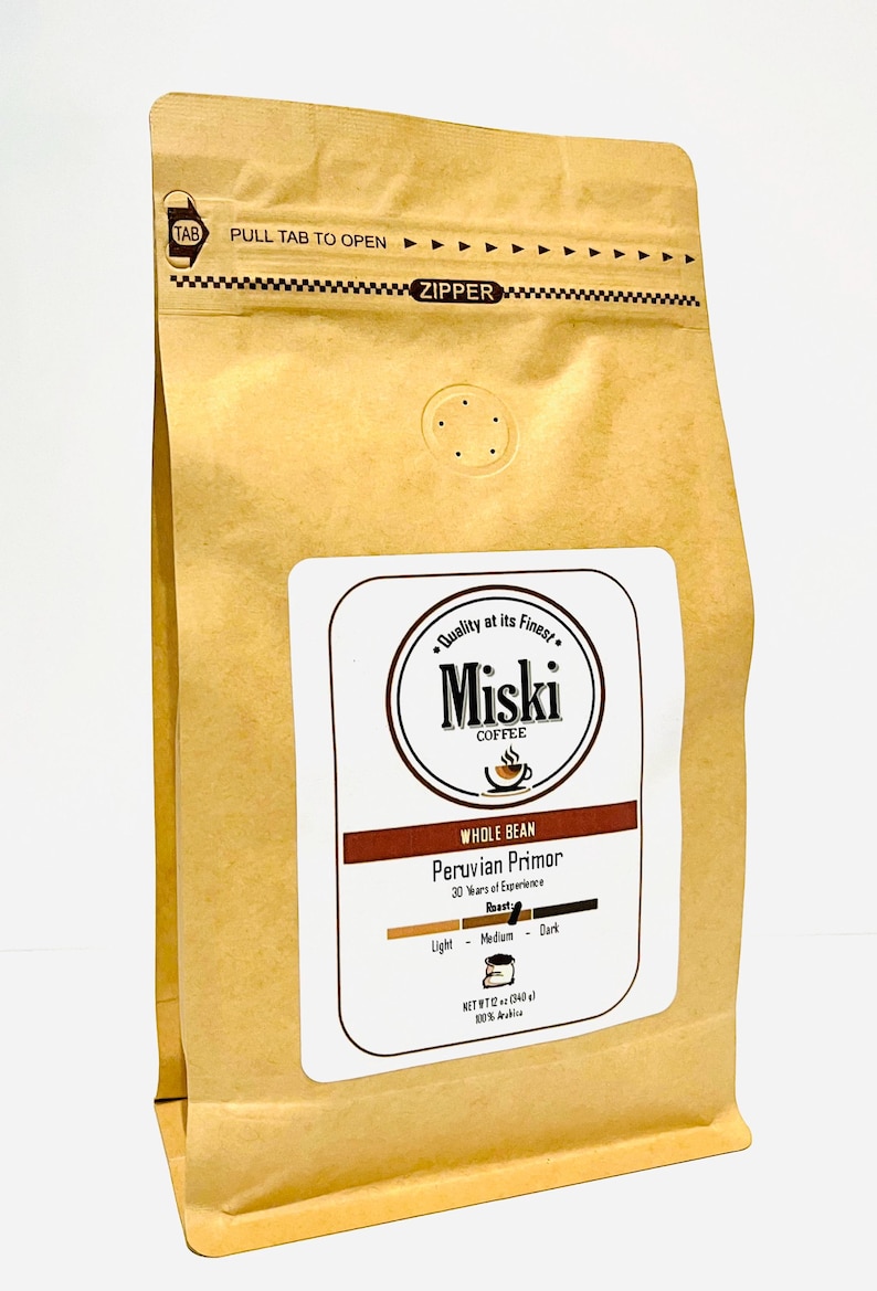 Może przedstawiać: Brązowa papierowa torba z zamkiem błyskawicznym. Torba ma białą etykietę z tekstem "Quality at its Finest" i "Miski Coffee" w k&oacute;łku. Etykieta zawiera r&oacute;wnież napis "Whole Bean Peruvian Primor 30 Years of Experience" i ma wskaźnik stopnia palenia z opcjami "Light", "Medium" i "Dark". Torba ma wagę netto 12 oz (340 g) i jest w 100% Arabica.