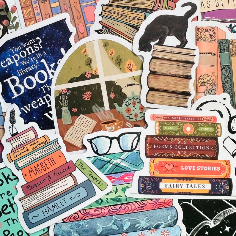 Peut inclure: Une collection d'autocollants vari&eacute;s sur le th&egrave;me de la litt&eacute;rature, incluant des piles de livres, un chat noir sur des livres, une vue par la fen&ecirc;tre avec une th&eacute;i&egrave;re, des lunettes &agrave; monture noire et des textes comme "You want weapons?"