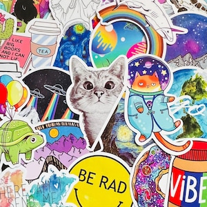 Może przedstawiać: Zbiór kolorowych naklejek z różnymi wzorami, w tym kot, statek kosmiczny, żółw, góry, pączek, słoik z napisem "VIBE" i żółta uśmiechnięta buźka z tekstem "BE RAD".