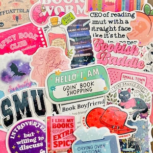 Może przedstawiać: Kolekcja kolorowych naklejek z różnymi wzorami i tekstem. Naklejki zawierają frazy takie jak "Spicy Book Club", "Bookish Baddie" i "Hello I Am Goin' Book Shopping". Inne naklejki przedstawiają książki, kota i kapelusz kowbojski.