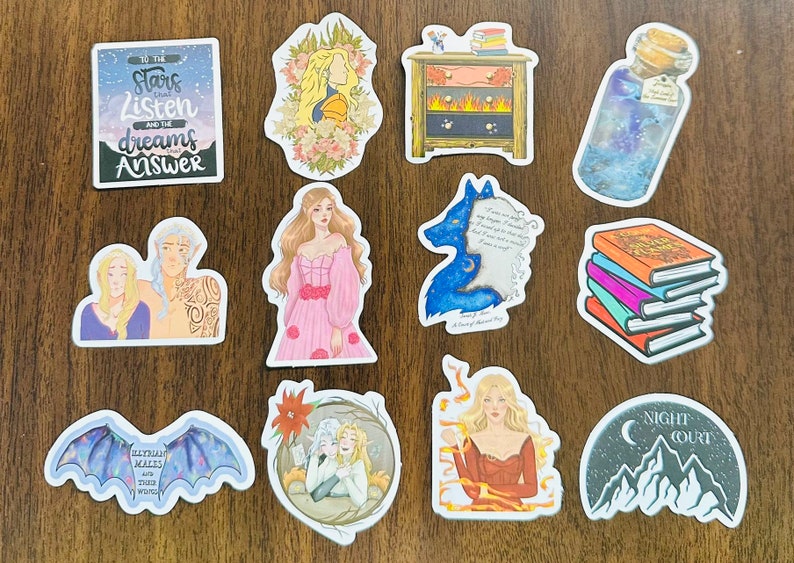 Pu&ograve; includere: Un set di 10 adesivi con personaggi e scene della serie A Court of Thorns and Roses. Gli adesivi sono stampati su carta bianca con una finitura lucida. Gli adesivi includono una citazione dal libro, un lupo, una bottiglia, una pila di libri, una scena della corte notturna e diversi personaggi della serie.
