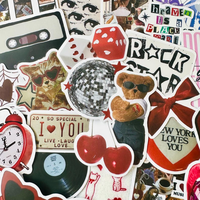 Puede incluir: Una colecci&oacute;n de pegatinas variadas que incluye una bola de discoteca, un oso de peluche con gafas de sol, un despertador rojo, un disco de vinilo, un casete, cerezas, un lazo rojo y texto como "heaven is a place on earth" y "new york loves you."