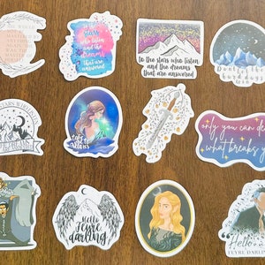 Pu&ograve; includere: Un set di 10 adesivi con citazioni e illustrazioni dal libro Una Corte di Spine e Rose. Gli adesivi sono stampati su vinile bianco con una finitura lucida. Le citazioni includono "Alle stelle che ascoltano e ai sogni che vengono esauditi", "Non lasciare che i giorni difficili vincano", "Solo tu puoi decidere cosa ti spezza", "Prendi l'atlante", "Ciao Feyre cara", e "Lei non sarebbe stata pi&ugrave; dominata da niente. Era la padrona di se stessa."