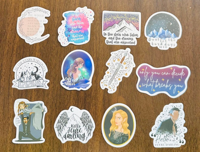 Pu&ograve; includere: Un set di 10 adesivi con citazioni e illustrazioni dal libro Una Corte di Spine e Rose. Gli adesivi sono stampati su vinile bianco con una finitura lucida. Le citazioni includono "Alle stelle che ascoltano e ai sogni che vengono esauditi", "Non lasciare che i giorni difficili vincano", "Solo tu puoi decidere cosa ti spezza", "Prendi l'atlante", "Ciao Feyre cara", e "Lei non sarebbe stata pi&ugrave; dominata da niente. Era la padrona di se stessa."