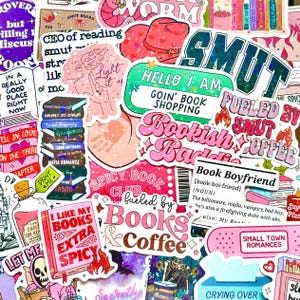 Puede incluir: Un collage de pegatinas coloridas con varios diseños y texto. Las pegatinas presentan frases como "Bookish Badass", "Spicy Book Club" y "I Like My Books Extra Spicy". Otras pegatinas tienen ilustraciones de libros, tazas de café y un sombrero de vaquero.