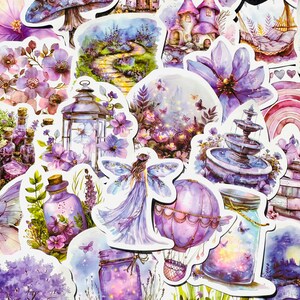 以下が含まれることがあります： 紫、ラベンダー、ピンクの色合いの水彩イラストが特徴の、気まぐれなステッカーのコレクション。デザインには、妖精、花、熱気球、噴水、妖精の家、輝く光で満たされた瓶が含まれます。蝶や花のアクセントも存在します。