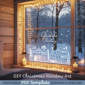 Puede incluir: Una ventana decorada con una escena invernal, con un bosque nevado visible a trav&eacute;s del cristal. Dibujos lineales blancos de casas y &aacute;rboles adornan la ventana. El texto "Gl&uuml;ckliche Feiertage!" est&aacute; escrito en la ventana. Las palabras "DIY Christmas Window Art" est&aacute;n en la parte inferior.