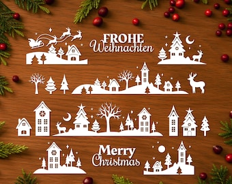 Könnte beinhalten: Weiße Weihnachtsausschnitte mit Häusern, Bäumen, Rentieren und dem Schlitten des Weihnachtsmanns. Das Bild enthält die Wörter "Frohe Weihnachten" und "Merry Christmas". Die Ausschnitte sind auf einer Holzoberfläche mit Dekorationen angeordnet.