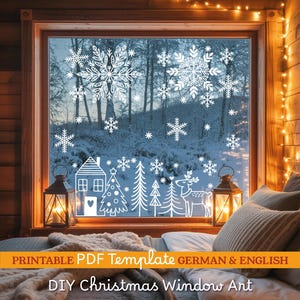 以下が含まれることがあります： 白い雪の結晶と冬のシーンのデカールで飾られた窓。シーンには、家、クリスマスツリー、鹿、木が含まれています。下部のテキストは「PRINTABLE PDF Template GERMAN & ENGLISH」と「DIY Christmas Window Art」と書かれています。