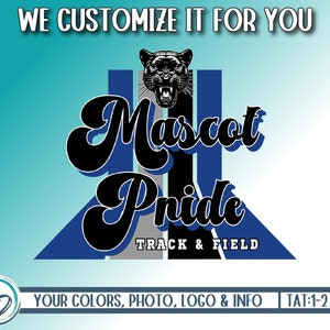 以下が含まれることがあります： 黒豹のマスコットと「Mascot Pride Track & Field」というテキストが黒と白の文字で書かれたグラフィックデザイン。背景は青とグレーのグラデーションで、上部に「WE CUSTOMIZE IT FOR YOU」、下部に「YOUR COLORS, PHOTO, LOGO & INFO TAT:1-2 DAYS」というテキストが書かれている。