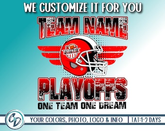 Pode incluir: Gráfico de futebol vermelho e preto com o texto "TEAM NAME PLAYOFFS ONE TEAM ONE DREAM" e as palavras "WE CUSTOMIZE IT FOR YOU" no topo e "YOUR COLORS, PHOTO, LOGO & INFO TAT:1-2 DAYS" na parte inferior.