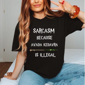 Camiseta con el mensaje "Sarcasmo porque Avada Kedavra es ilegal", Camiseta de mago, Camiseta de varita mágica, Camiseta de moda, Camiseta de escuela de magia, Camiseta de superhéroe, Unisex imagen 2