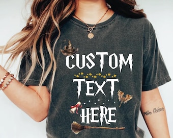 Camiseta con texto personalizado de mago, texto personalizado inspirado en Harry, camiseta de regalo de cumpleaños de mago, camiseta temática de fiesta de mago a juego para toda la familia, sombrero de mago y escoba.