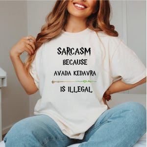 Camiseta con el mensaje "Sarcasmo porque Avada Kedavra es ilegal", Camiseta de mago, Camiseta de varita mágica, Camiseta de moda, Camiseta de escuela de magia, Camiseta de superhéroe, Unisex imagen 3