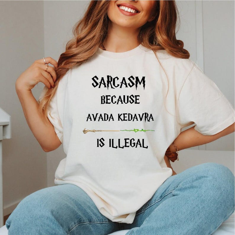 Camiseta con el mensaje "Sarcasmo porque Avada Kedavra es ilegal", Camiseta de mago, Camiseta de varita mágica, Camiseta de moda, Camiseta de escuela de magia, Camiseta de superhéroe, Unisex imagen 3