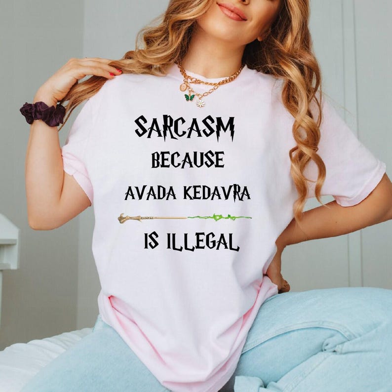 Camiseta con el mensaje "Sarcasmo porque Avada Kedavra es ilegal", Camiseta de mago, Camiseta de varita mágica, Camiseta de moda, Camiseta de escuela de magia, Camiseta de superhéroe, Unisex imagen 5