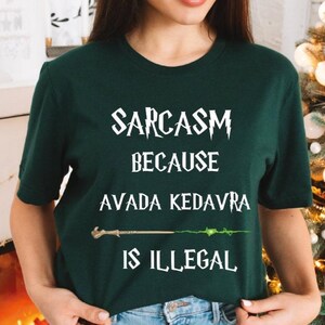 Camiseta con el mensaje "Sarcasmo porque Avada Kedavra es ilegal", Camiseta de mago, Camiseta de varita mágica, Camiseta de moda, Camiseta de escuela de magia, Camiseta de superhéroe, Unisex imagen 4