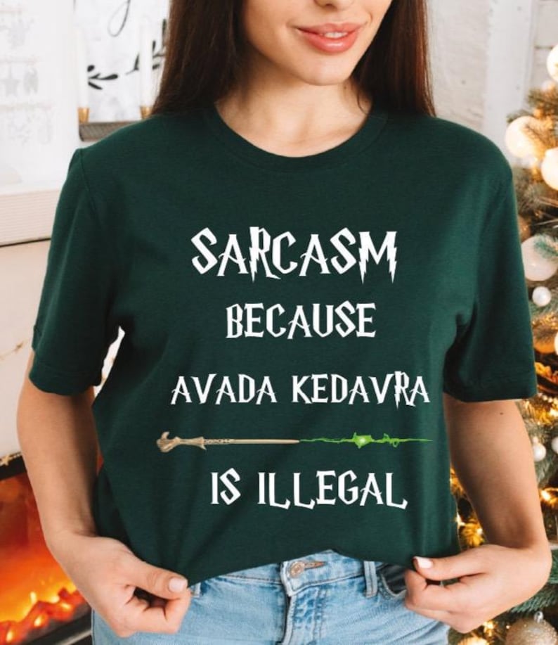 Camiseta con el mensaje "Sarcasmo porque Avada Kedavra es ilegal", Camiseta de mago, Camiseta de varita mágica, Camiseta de moda, Camiseta de escuela de magia, Camiseta de superhéroe, Unisex imagen 4