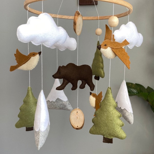 Mobile bébé des bois ours de la forêt, montagnes, oiseaux, cadeau baby shower, décor de berceau fait main, arbre forestier naturel, mobile de chambre d'enfant, décor de lit de bébé