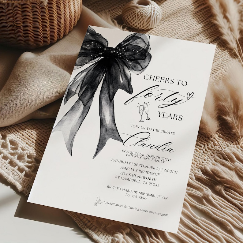 K&ouml;nnte beinhalten: Schwarz-wei&szlig;e Einladung mit einer gro&szlig;en schwarzen Schleife und dem Text "Cheers to forty years" und "Join us to celebrate Claudia".