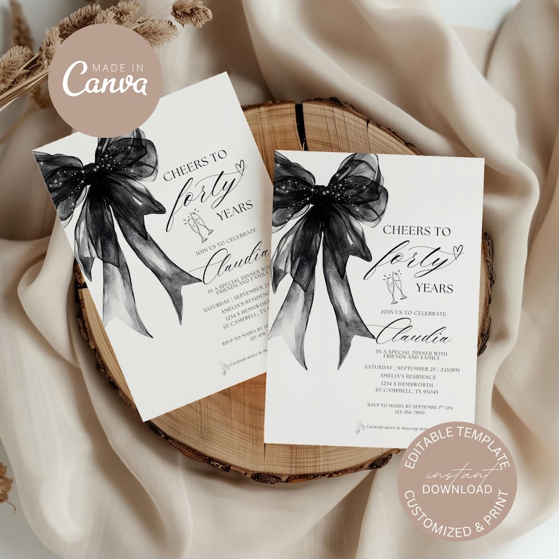 K&ouml;nnte beinhalten: Zwei schwarz-wei&szlig;e druckbare Einladungen mit einem Aquarell-Schleifendesign. Der Text auf den Einladungen lautet "Cheers to forty years" und enth&auml;lt den Namen "Claudia".