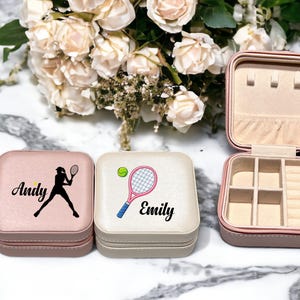 Scatola portagioie natalizia personalizzata regalo per amante del tennis Giocatore di tennis Allenatore di tennis Nome Custodia portagioie in pelle PU personalizzata, scatola portagioie da viaggio,