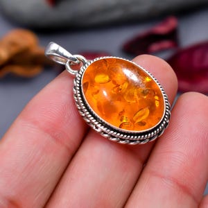 Handgemaakte ovale barnsteenhanger: 925 sterlingzilveren edelsteensieraden