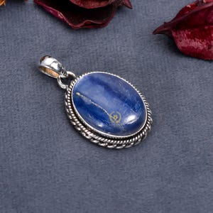 Ciondolo ovale in cianite blu: gioielli fatti a mano in argento sterling 925