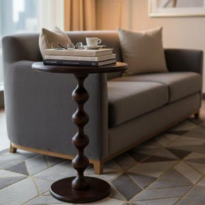 Moderner schicker Holz-Beistelltisch mit skulpturalem Sockel - Handgefertigte Holzakzent-Möbel für Wohnzimmer, Schlafzimmer oder Bürodekor