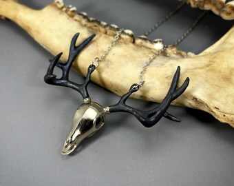 Collar con colgante de calavera de ciervo en bronce blanco. Disponible en 4 colores.