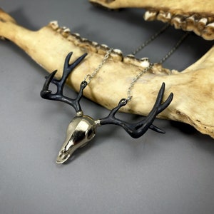 Collier à pendentif tête de mort cerf en bronze blanc. Disponible en 4 coloris.