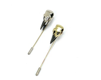 Pin de solapa con calavera de cuervo disponible en 2 combinaciones de colores.