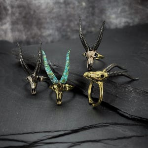 星座山羊座のヤギの頭蓋骨のリング。サイズ調節可能。4 色展開。