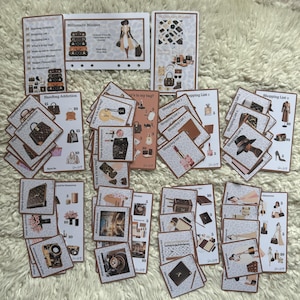 Może przedstawiać: Zestaw drukowanych kart w brązowo-beżowej kolorystyce z wzorem inspirowanym Louis Vuitton. Karty przedstawiają obrazy torebek, bagażu i innych luksusowych przedmiotów. Tekst na kartach zawiera "Millionaire Mindset", "Handbag Addiction", "Shopping List" i "What's in my bag?"