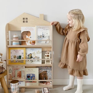 Front-facing 3-tier Bookshelf in House-shaped: Waxed Wooden Montessori Wall Shelf