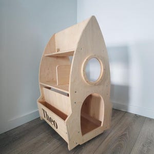 Étagère rotative personnalisée pour enfants Rocket avec planche à dessin magnétique, bibliothèque mobile dans l'espace pour enfants avec un nom, étagère cosmique sur roues