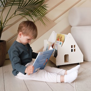 Estante giratorio de madera para libros con forma de casa sobre ruedas/estante móvil para libros/estante portátil para libros para niños/almacenamiento de libros para niños pequeños/SkandiBober
