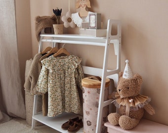 Armoire ouverte en bois Montessori blanche, portant pour enfants, rangement des vêtements et des objets de la chambre de bébé, porte-manteau spacieux avec étagère
