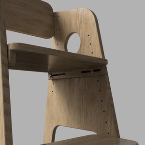 Puede incluir: Una silla de madera con un acabado marr&oacute;n claro. La silla tiene un respaldo alto y un asiento con un peque&ntilde;o estante debajo. La silla est&aacute; hecha de madera maciza y tiene un dise&ntilde;o simple y moderno.