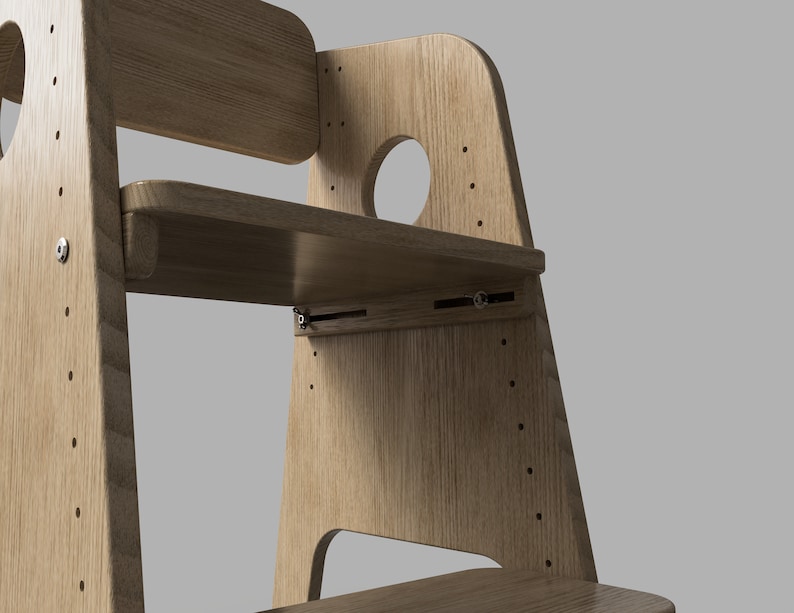 Puede incluir: Una silla de madera con un acabado marr&oacute;n claro. La silla tiene un respaldo alto y un asiento con un peque&ntilde;o estante debajo. La silla est&aacute; hecha de madera maciza y tiene un dise&ntilde;o simple y moderno.