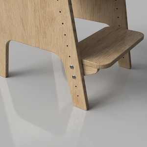 Puede incluir: Un taburete de madera con un acabado marr&oacute;n claro. El taburete tiene un solo escal&oacute;n y est&aacute; hecho de madera maciza.