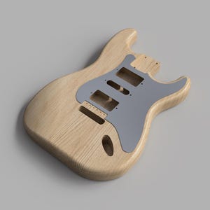 Pode incluir: Corpo de guitarra elétrica de madeira natural sem acabamento com um protetor de palheta cinza. O corpo está pronto para ser pintado e montado.