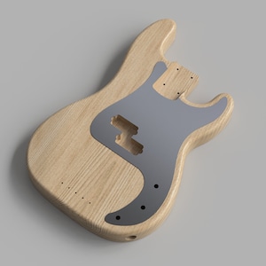 Op de afbeelding: Onbewerkt naturel houten basgitaar body met een grijze pickguard.