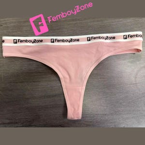 Perizoma Femboy: icona di Femboyzone. Intimo seducente in misto cotone con un seducente look rosa.