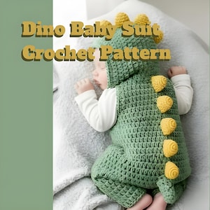 Könnte beinhalten: Ein Baby in einem grünen Häkel-Dinosaurieranzug mit gelben Akzenten. Der Anzug hat eine Kapuze mit gelben Stacheln und gelben Stacheln auf dem Rücken. Der Text "Dino Baby Suit Crochet Pattern" ist im Bild zu sehen.