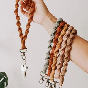 Boho-sleutelhanger macramépatroon - pdf macramésleutelkoord, stap voor stap met foto's, beginnersniveau, eenvoudig te maken, cadeau-idee: doe-het-zelf - sleutelkoord spiraal